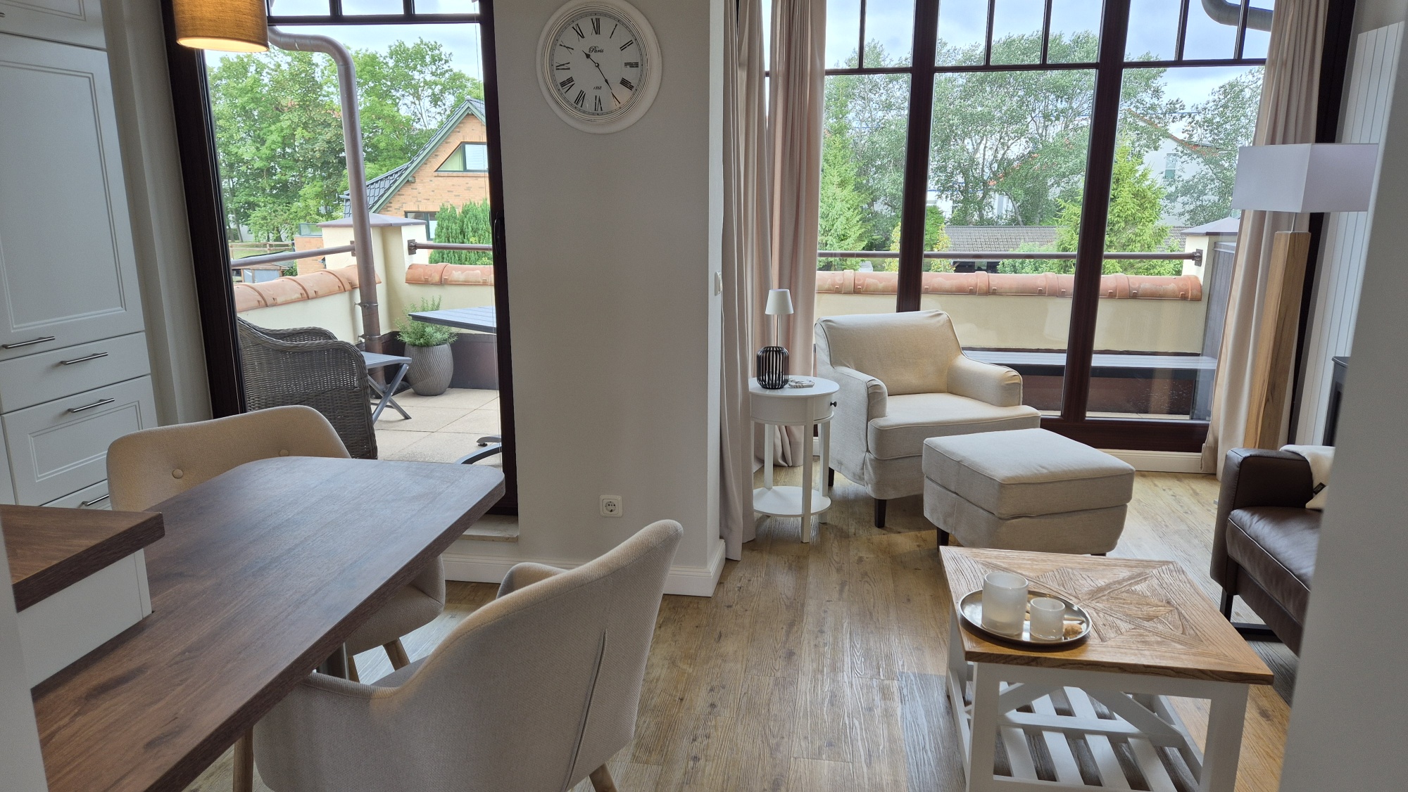 Wohn- und Essbereich mit Blick zur Terrasse